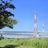日陰から眺める鉄塔