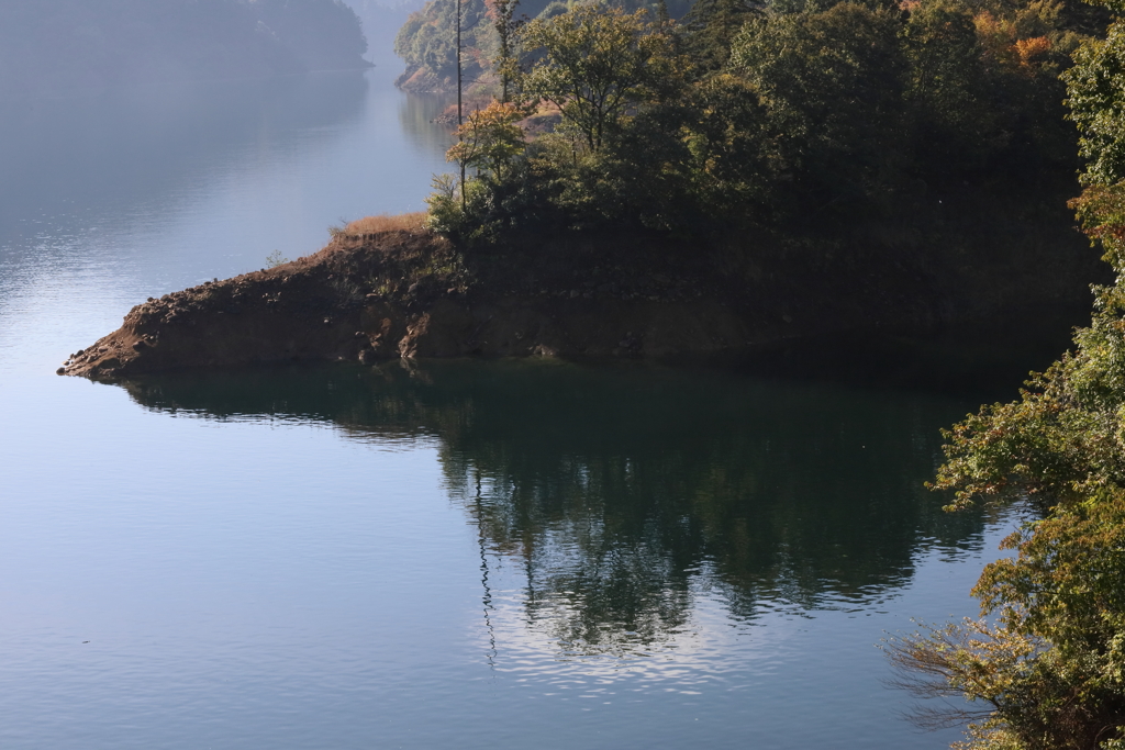 宮ヶ瀬湖　湖面の雲