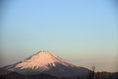 日の出を浴びる富士山
