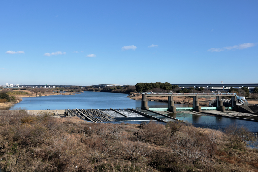 神川橋から望む水門