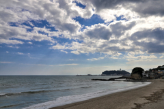 七里ヶ浜から望む江ノ島