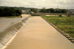 雨上がりの堤防