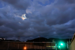 朝は曇り空