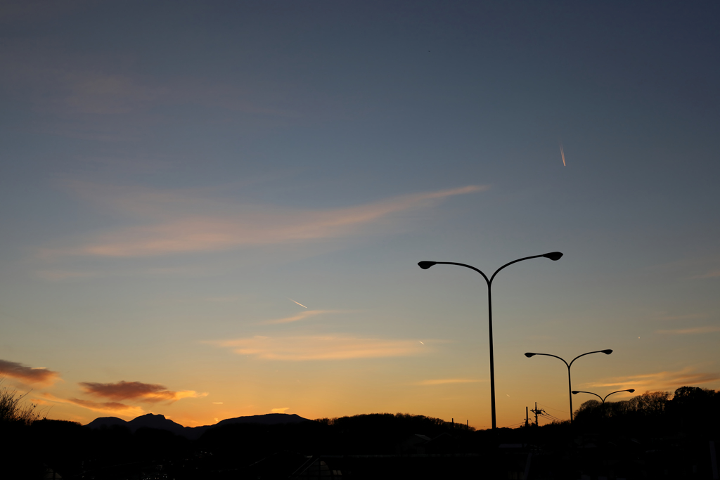 西に向かう飛行機雲