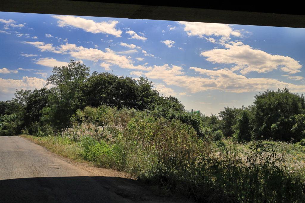 高架下から覗く空