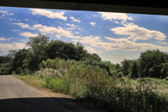 高架下から覗く空