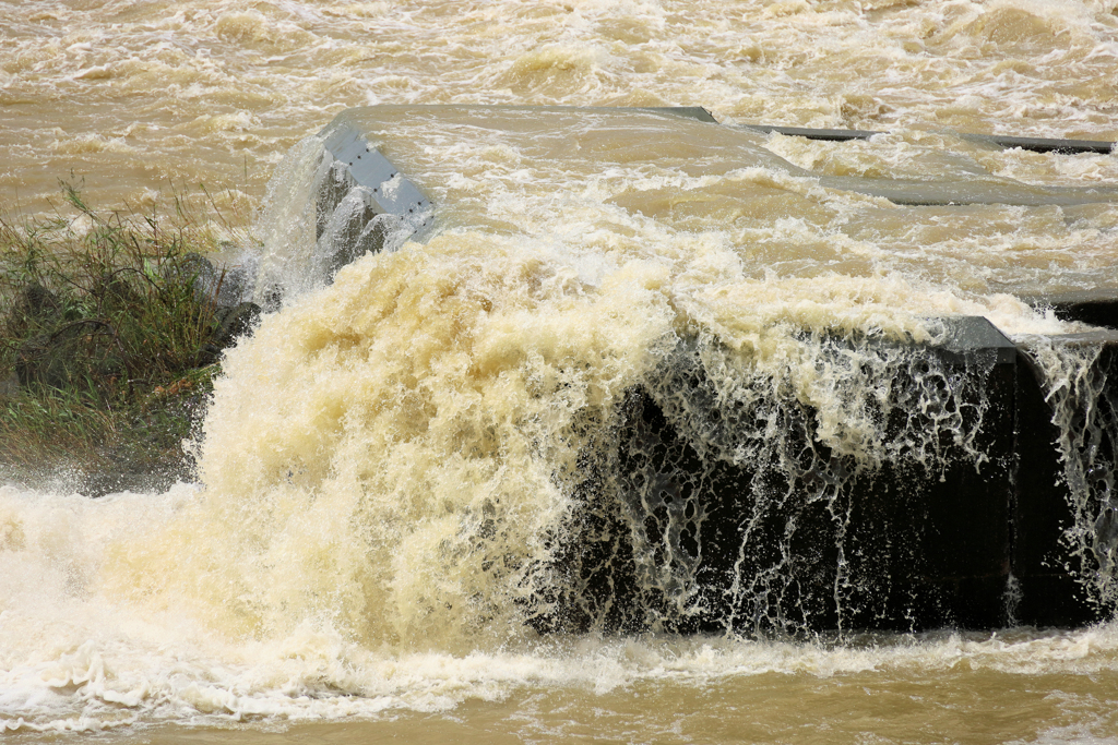 溢れかえる濁流