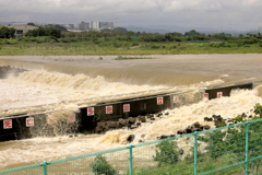 乗り越えてくる濁流