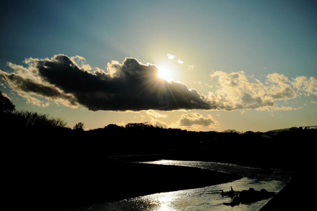 夕陽を遮る雲