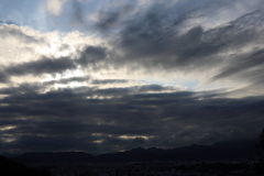雨雲に隠れる夕陽