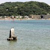 海水浴客を眺める不如帰の碑
