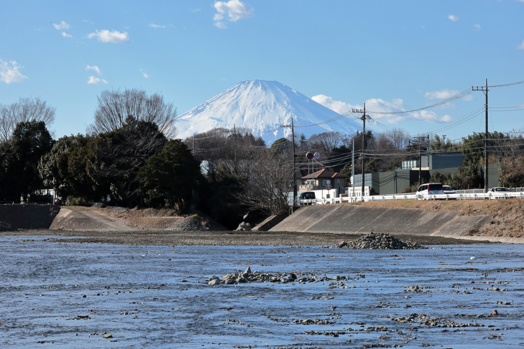 金目川と富士山