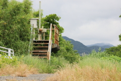 畑の中にある川沿いの水門