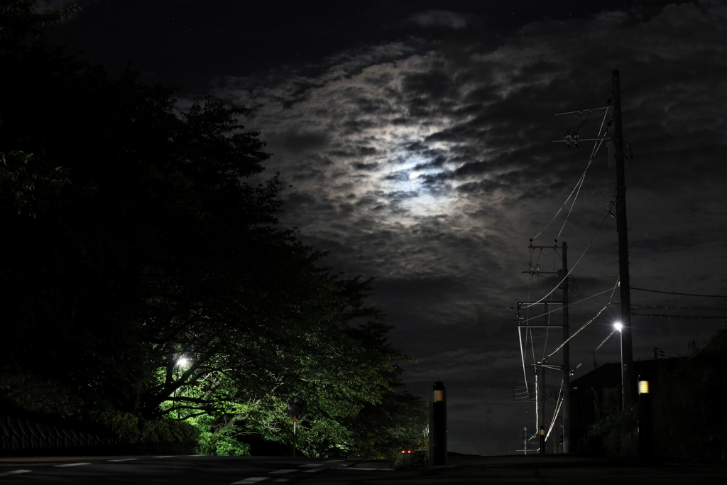 雲に隠れて