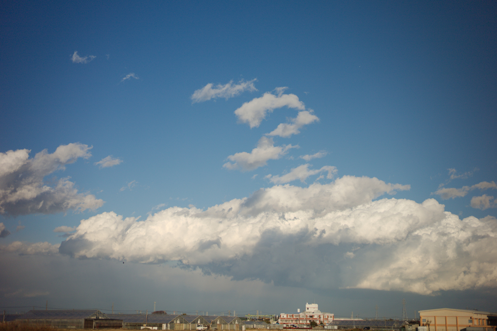 煙を吐き出す雲