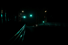 三日月と交差点