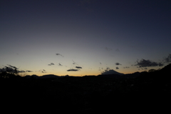 権現山からの夕陽　遠くの富士山