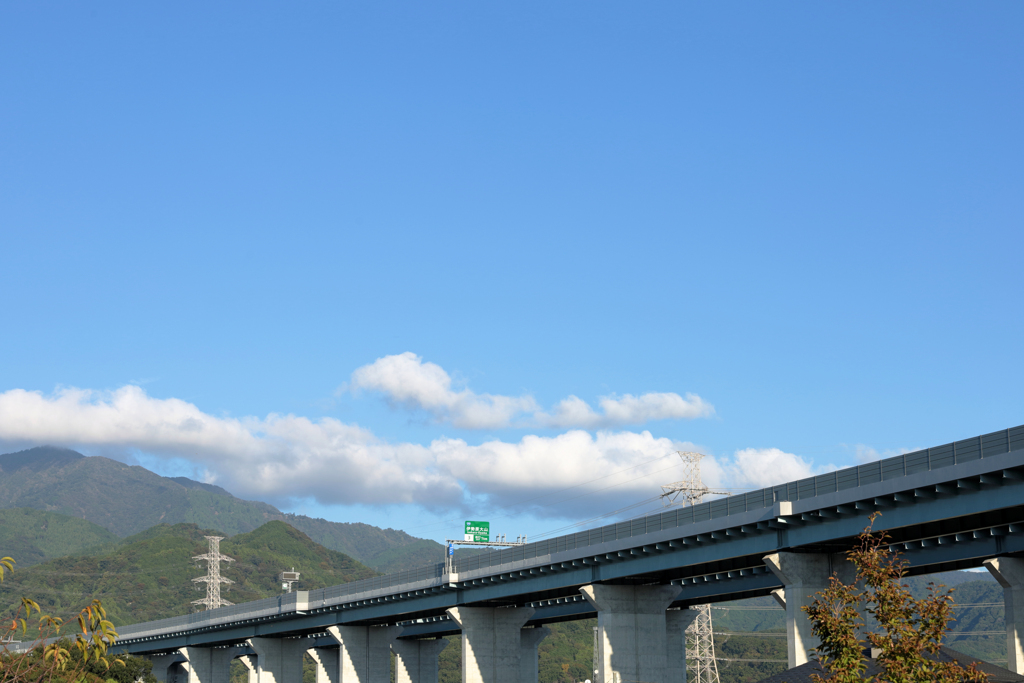 低い雲と高速道路