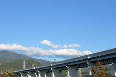 低い雲と高速道路