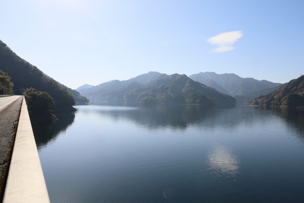 宮ヶ瀬湖　ぽつんと雲