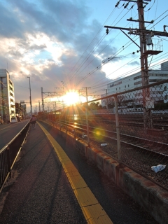 雲の合間から日がさす。