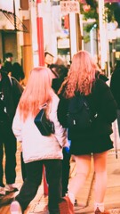 新宿の桜色髪の女子