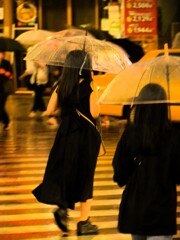 新宿・歌舞伎町を横断する女