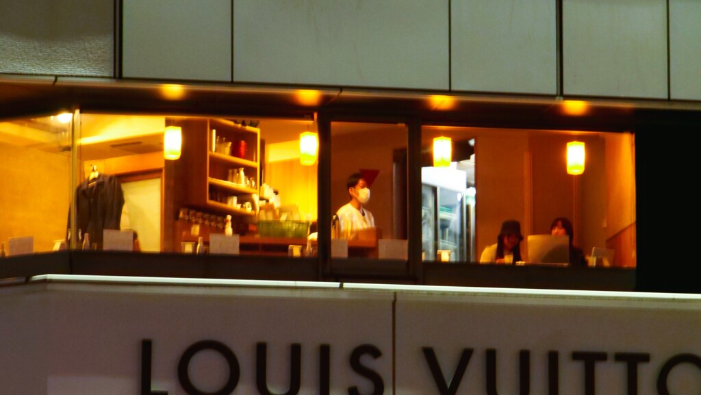 夜のカフェの人