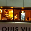 夜のカフェの人