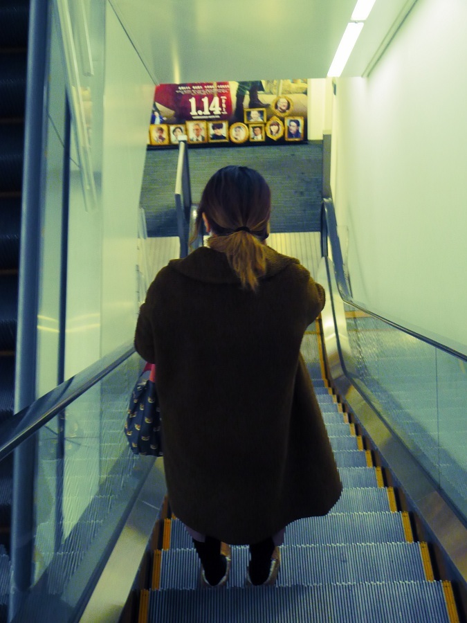 映画を観終わったエスカレーター女