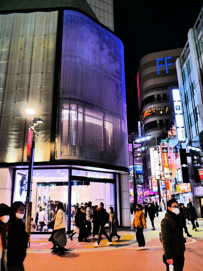 新宿のビル、夜