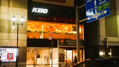 夜のカフェ