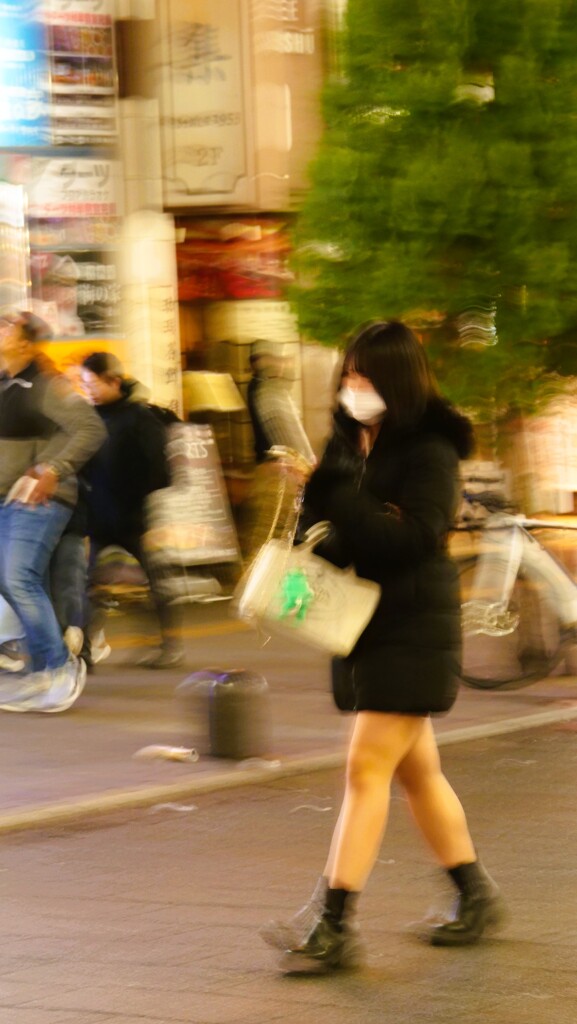 新宿のマスク女子2025