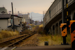 どこか切なさがある晩秋の線路