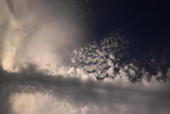 夏。黒い空