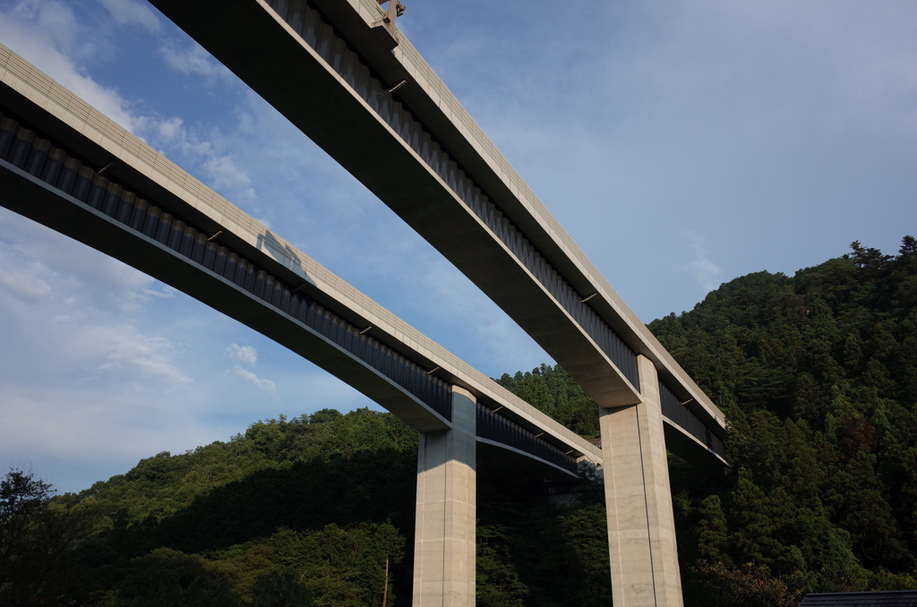 山を貫く高速道路