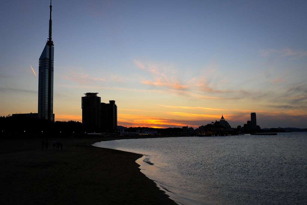 夕暮れのタワーと海 LEICA X1
