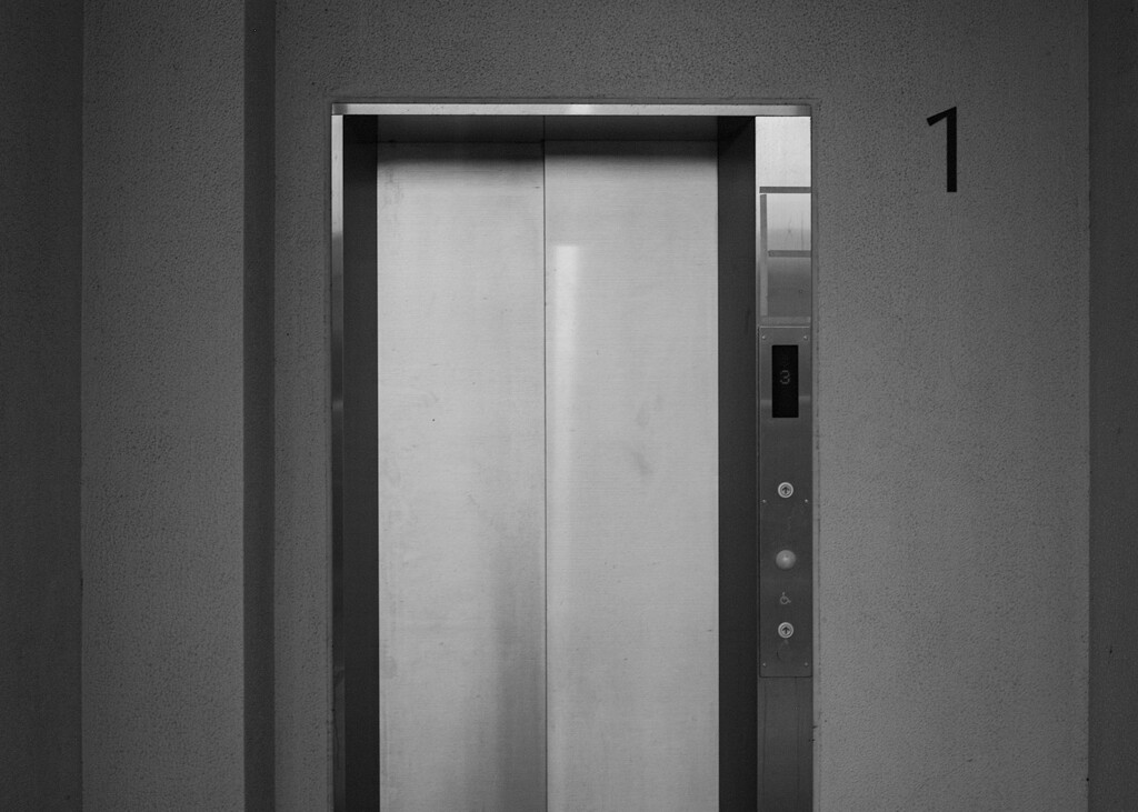 エレベーター1F