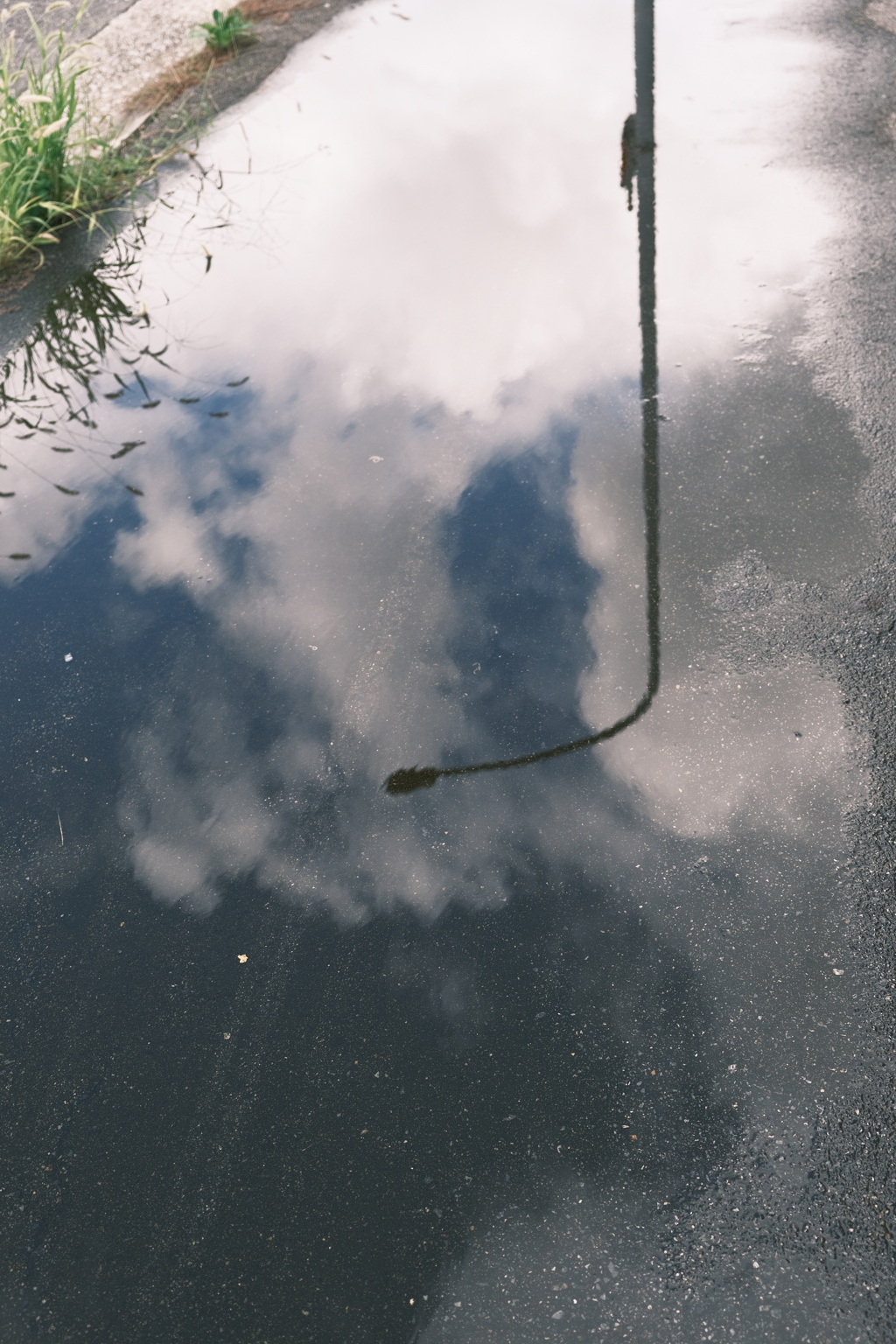水たまりの中の空