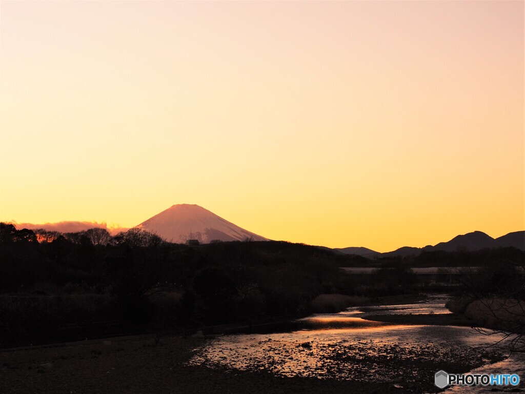 ピンクに染まる富士山