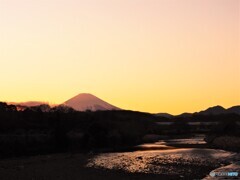 ピンクに染まる富士山