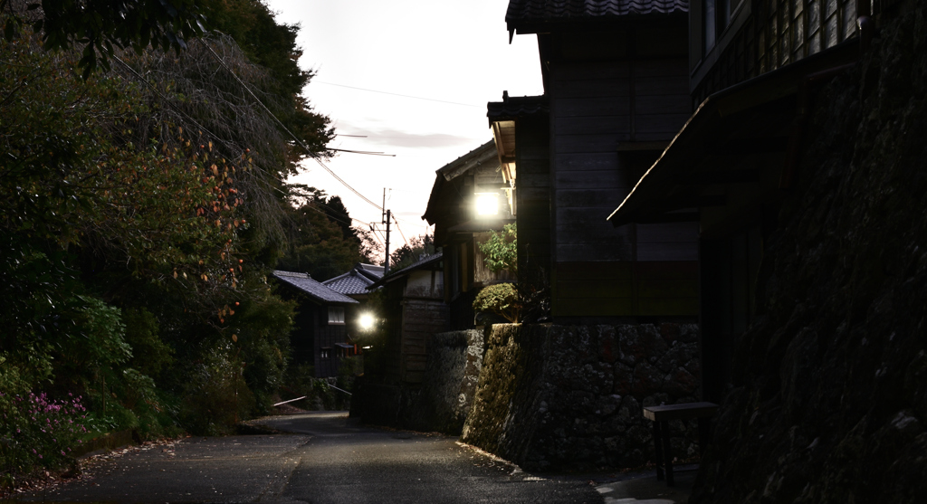 古道にたたずむ晩秋の山村集落