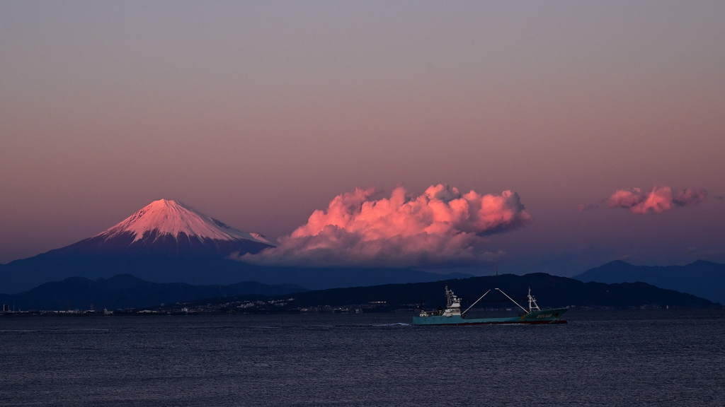 夕陽に染まる初冬の富士