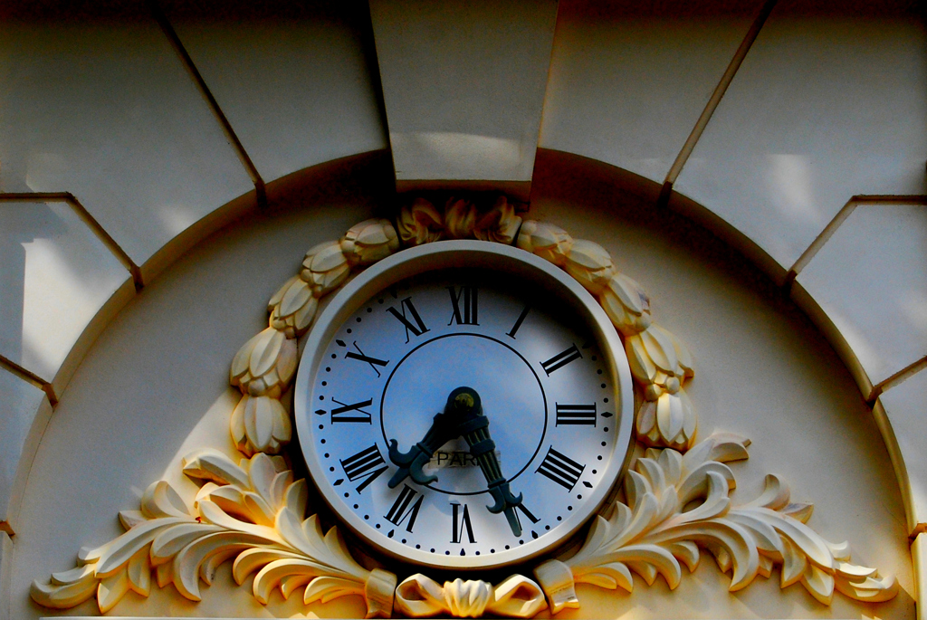 時刻のあっていない立派な時計