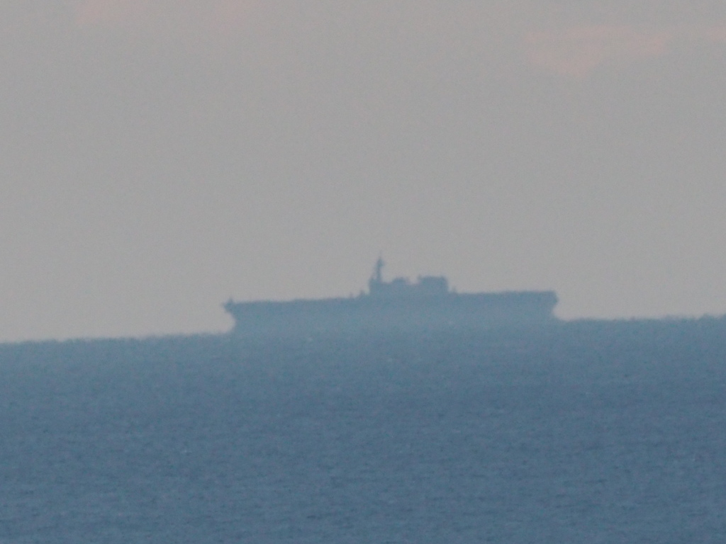 護衛艦　いずも　or  かが