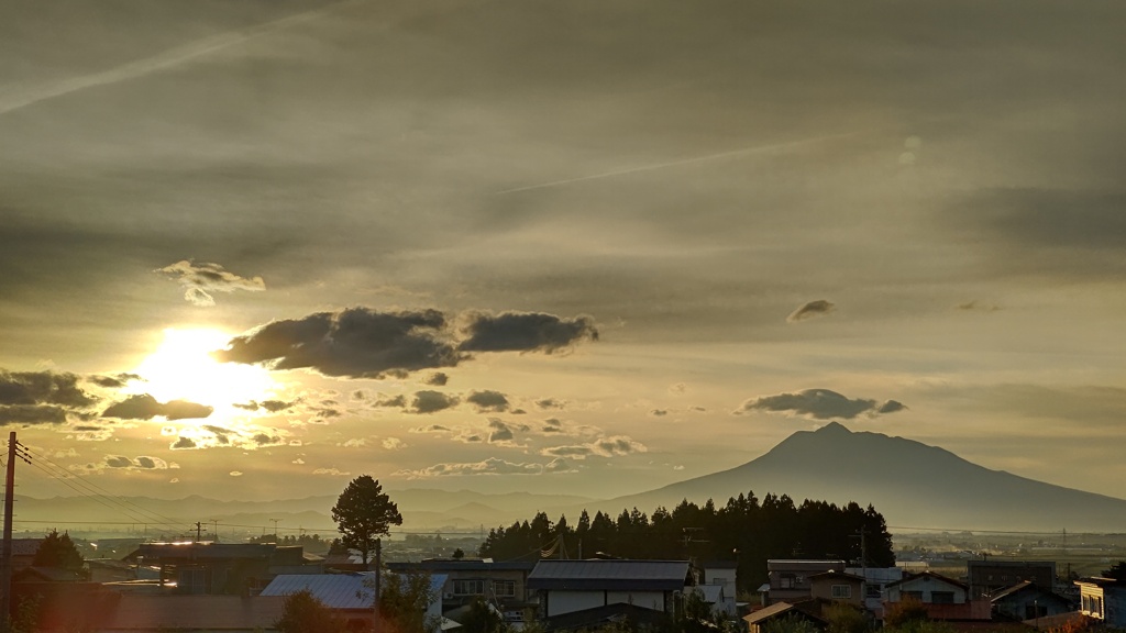 夕陽と岩木山
