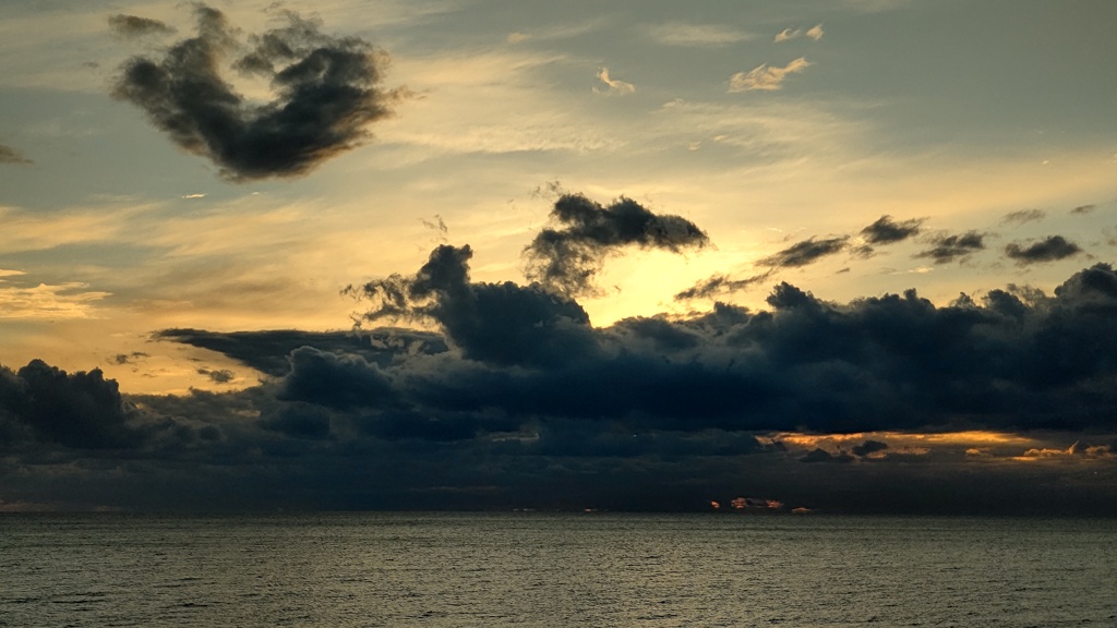 雲の中の夕陽