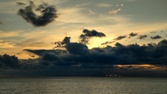 雲の中の夕陽