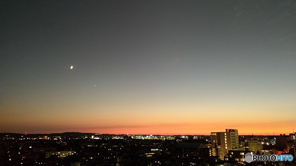 夕焼けと三日月