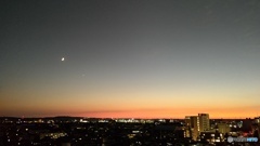 夕焼けと三日月